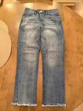 Women’s Straight Leg Jeans in Light Wash with Frayed Hem